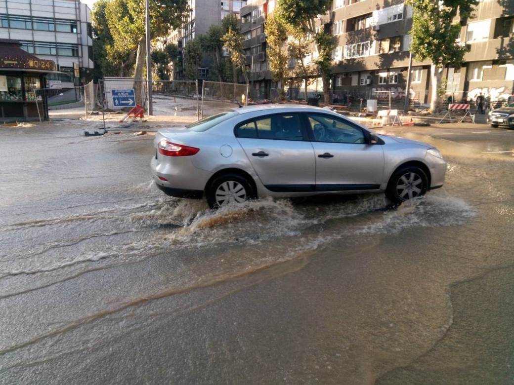 Pukla cev u centru Beograda zašto je pukla cev u centru Beograda