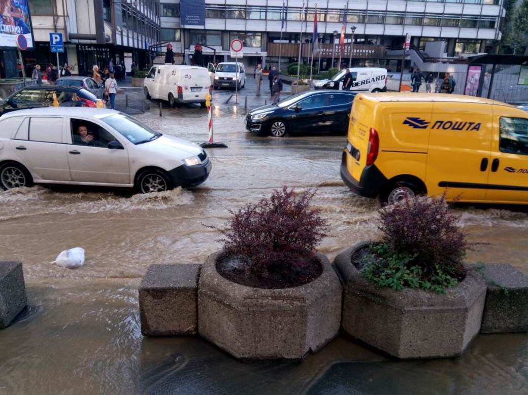  Pukla cev u Beogradu i poplava - Voda stiže do podneva