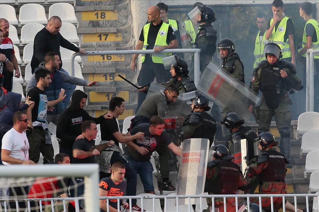 Tuča navijača Partizana i Zvezde pre derbija, na pumpi kod Vrčina, policija uhapsila devet osoba
