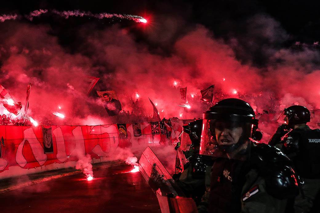 Tuča navijača Partizana i Zvezde pre derbija, na pumpi kod Vrčina, policija uhapsila devet osoba