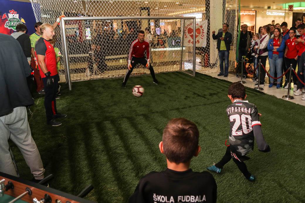 PENAL ZA ŽIVOT: Humanitarno šutiranje penala poznatim golmanima i ličnostima FOTOGRAFIJE