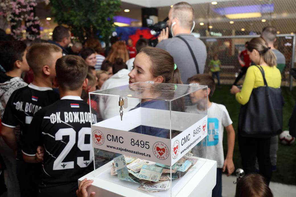 PENAL ZA ŽIVOT: Humanitarno šutiranje penala poznatim golmanima i ličnostima FOTOGRAFIJE