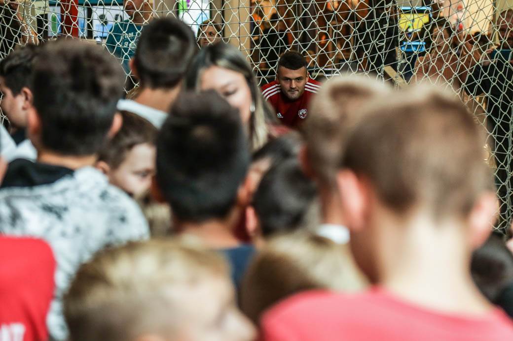 PENAL ZA ŽIVOT: Humanitarno šutiranje penala poznatim golmanima i ličnostima FOTOGRAFIJE