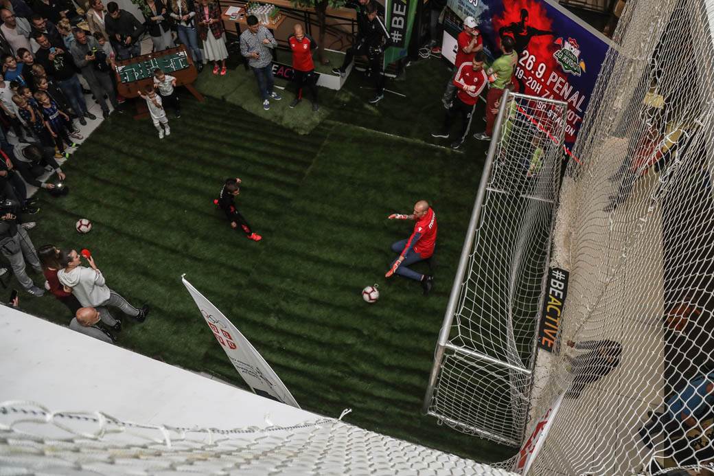 PENAL ZA ŽIVOT: Humanitarno šutiranje penala poznatim golmanima i ličnostima FOTOGRAFIJE