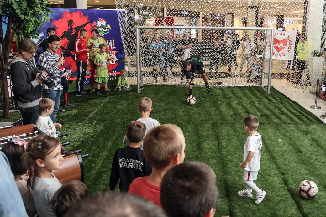 PENAL ZA ŽIVOT: Humanitarno šutiranje penala poznatim golmanima i ličnostima FOTOGRAFIJE