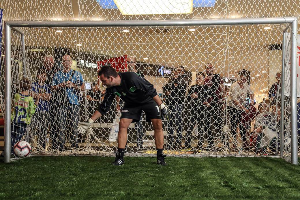 PENAL ZA ŽIVOT: Humanitarno šutiranje penala poznatim golmanima i ličnostima FOTOGRAFIJE