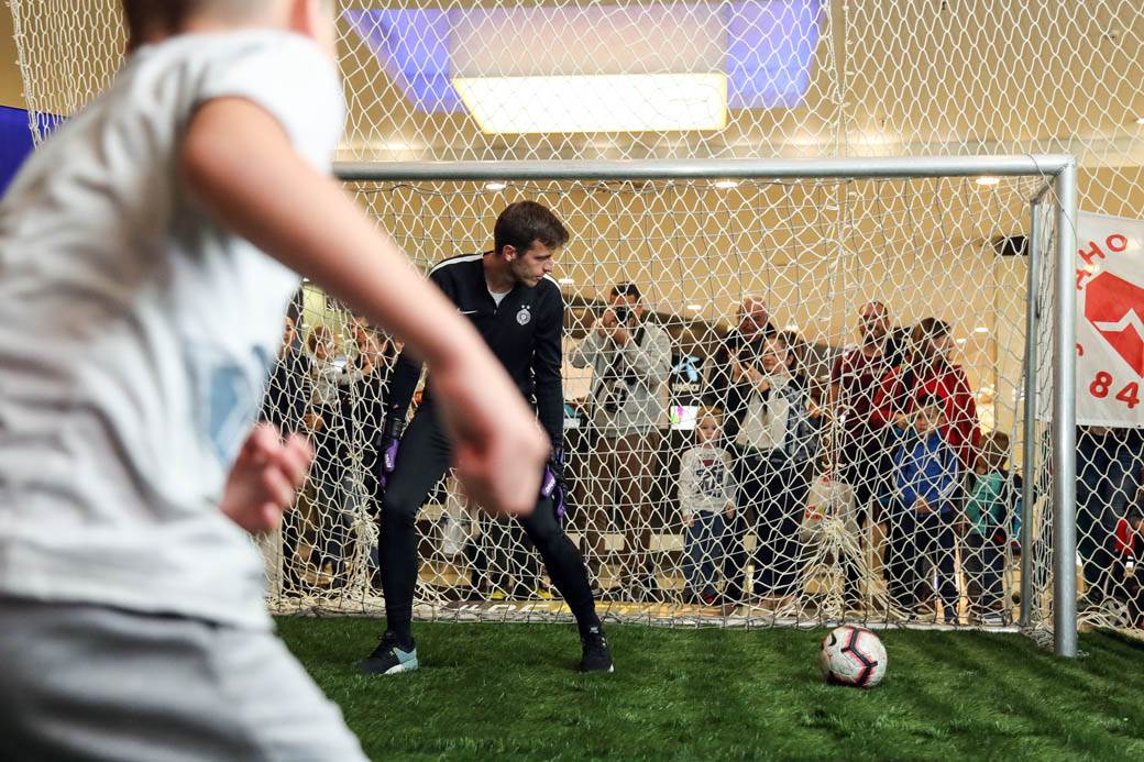 PENAL ZA ŽIVOT: Humanitarno šutiranje penala poznatim golmanima i ličnostima FOTOGRAFIJE