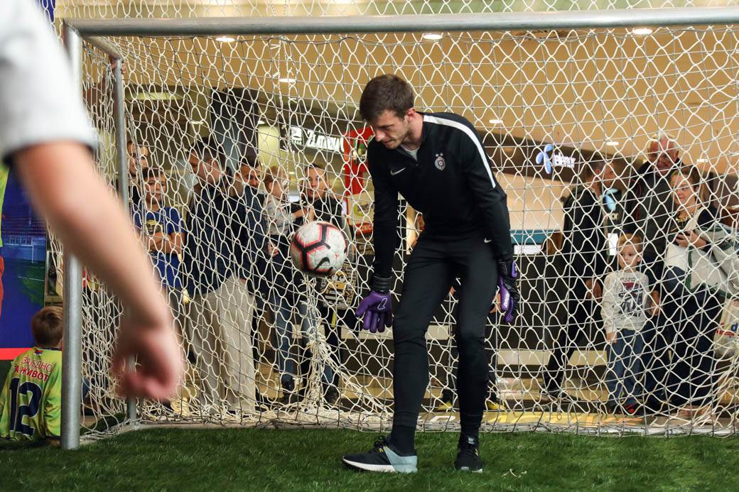 PENAL ZA ŽIVOT: Humanitarno šutiranje penala poznatim golmanima i ličnostima FOTOGRAFIJE