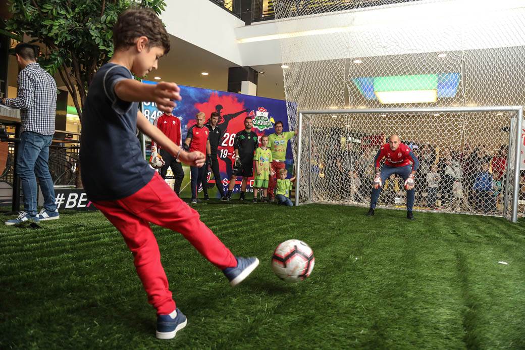 PENAL ZA ŽIVOT: Humanitarno šutiranje penala poznatim golmanima i ličnostima FOTOGRAFIJE