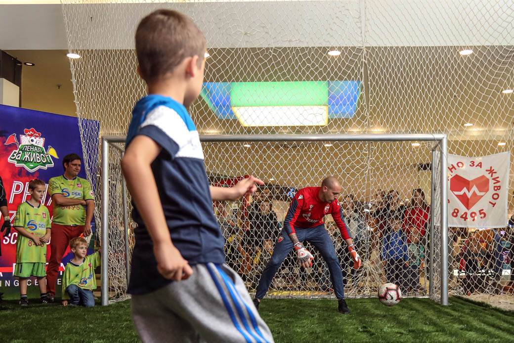 PENAL ZA ŽIVOT: Humanitarno šutiranje penala poznatim golmanima i ličnostima FOTOGRAFIJE