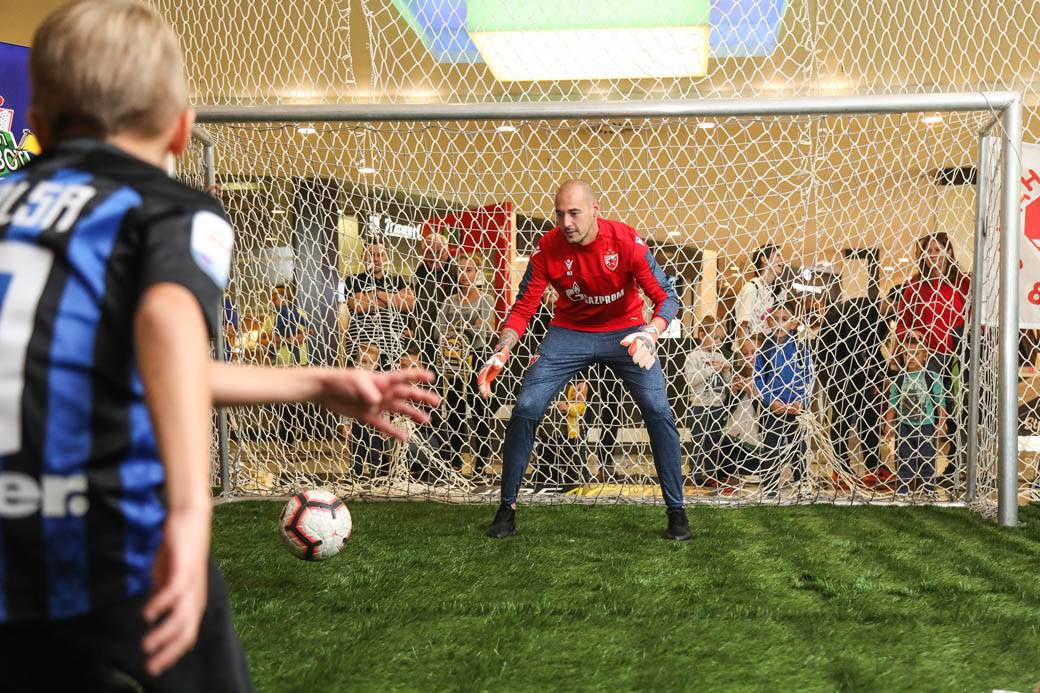 PENAL ZA ŽIVOT: Humanitarno šutiranje penala poznatim golmanima i ličnostima FOTOGRAFIJE