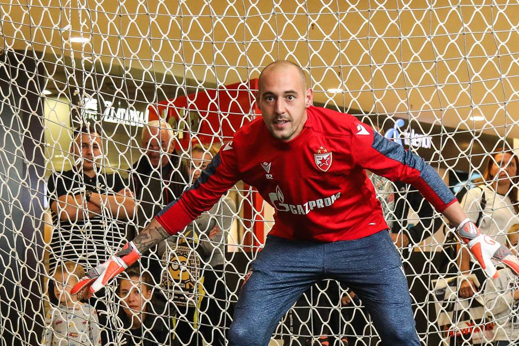 PENAL ZA ŽIVOT: Humanitarno šutiranje penala poznatim golmanima i ličnostima FOTOGRAFIJE