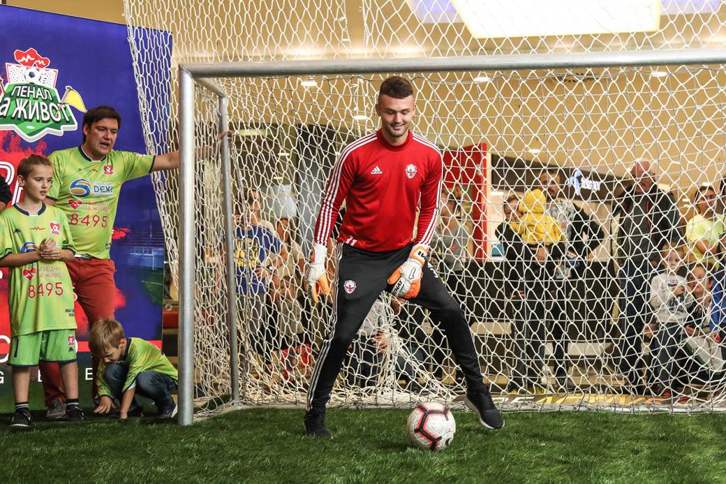 PENAL ZA ŽIVOT: Humanitarno šutiranje penala poznatim golmanima i ličnostima FOTOGRAFIJE