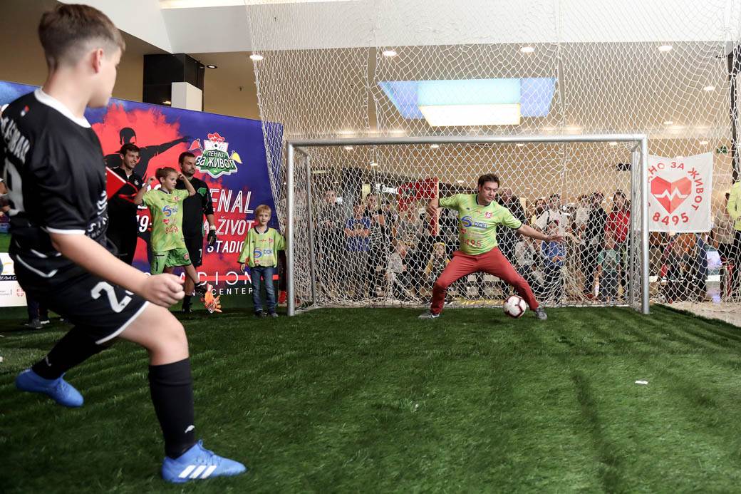 PENAL ZA ŽIVOT: Humanitarno šutiranje penala poznatim golmanima i ličnostima FOTOGRAFIJE