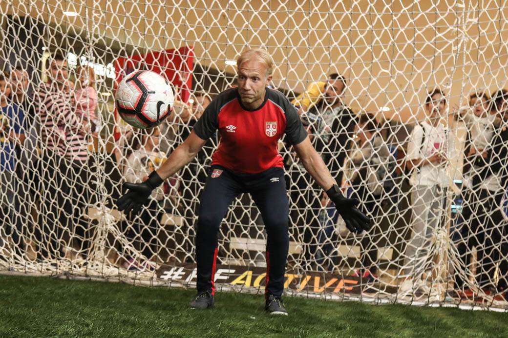 PENAL ZA ŽIVOT: Humanitarno šutiranje penala poznatim golmanima i ličnostima FOTOGRAFIJE