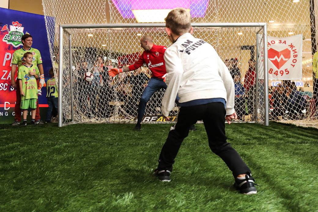 PENAL ZA ŽIVOT: Humanitarno šutiranje penala poznatim golmanima i ličnostima FOTOGRAFIJE