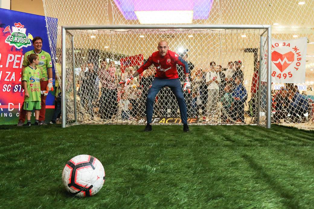 PENAL ZA ŽIVOT: Humanitarno šutiranje penala poznatim golmanima i ličnostima FOTOGRAFIJE