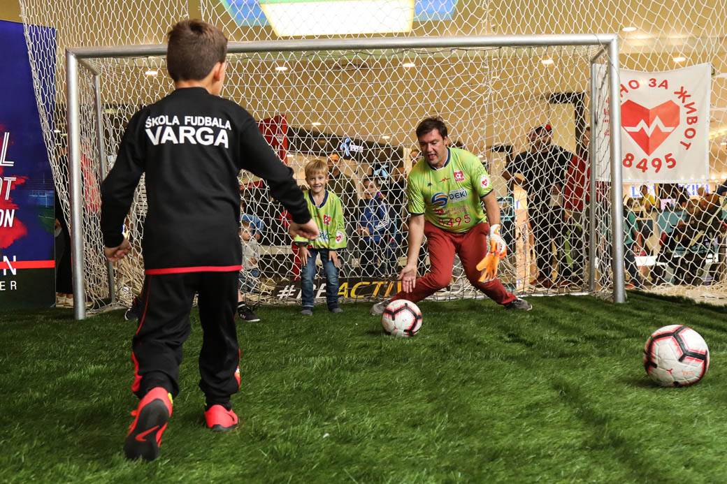 PENAL ZA ŽIVOT: Humanitarno šutiranje penala poznatim golmanima i ličnostima FOTOGRAFIJE