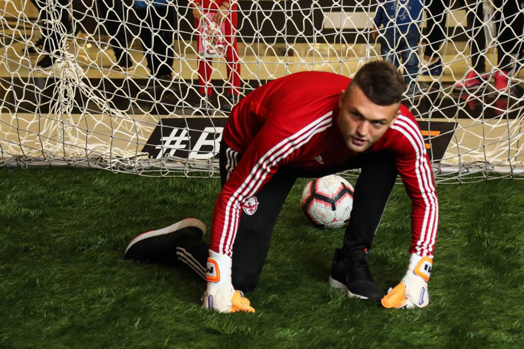 PENAL ZA ŽIVOT: Humanitarno šutiranje penala poznatim golmanima i ličnostima FOTOGRAFIJE