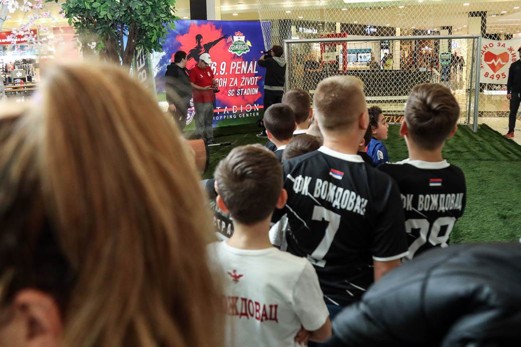 PENAL ZA ŽIVOT: Humanitarno šutiranje penala poznatim golmanima i ličnostima FOTOGRAFIJE