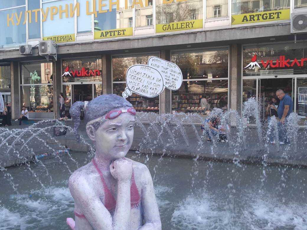 Beograd - Trg Republike, flaše u fontani