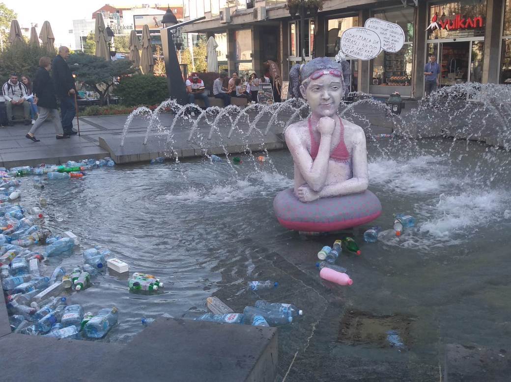 Beograd - Trg Republike, flaše u fontani