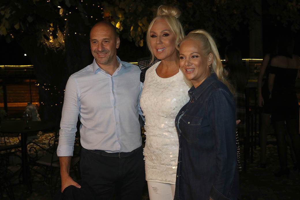 Aleksandra Prijović u kožnom korsetu i uskim pantalonama na otvaranju restorana FOTOGRAFIJE