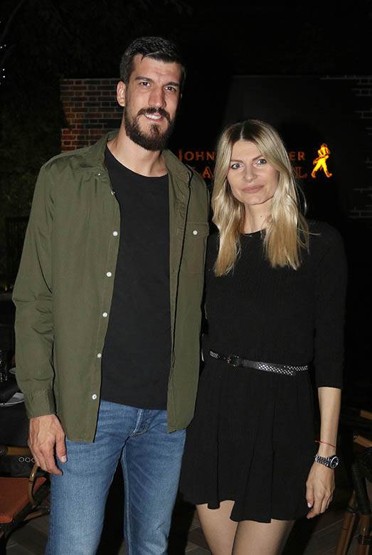 Aleksandra Prijović u kožnom korsetu i uskim pantalonama na otvaranju restorana FOTOGRAFIJE