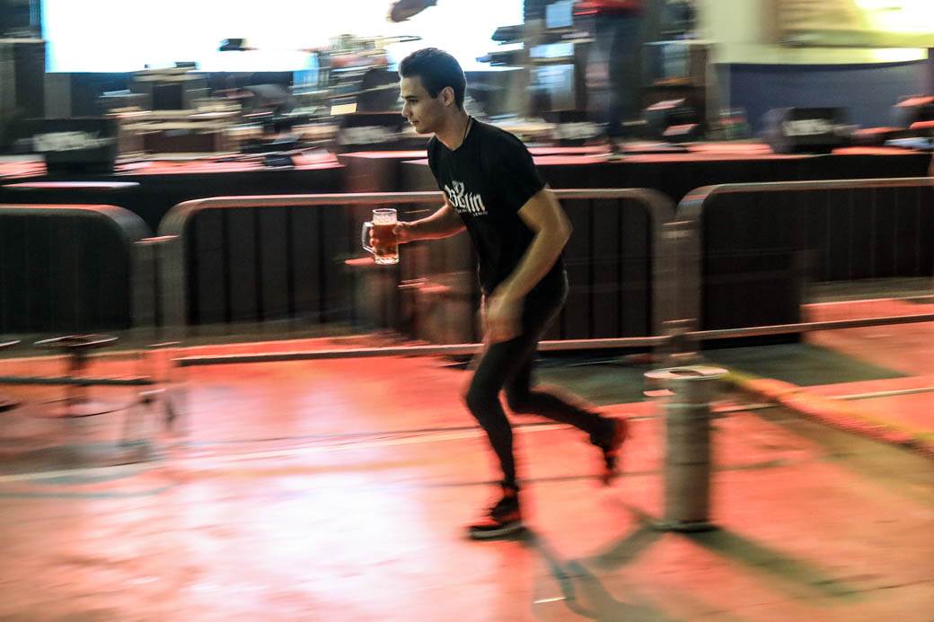 Oktobarfest Beograd: Takmičenje u brzom ispijanju piva FOTOGRAFIJE