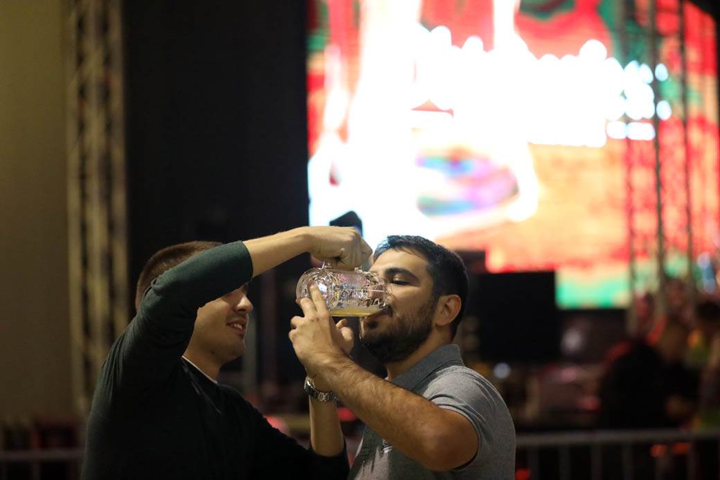 Oktobarfest Beograd: Takmičenje u brzom ispijanju piva FOTOGRAFIJE