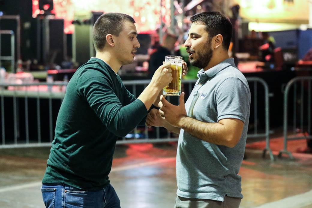 Oktobarfest Beograd: Takmičenje u brzom ispijanju piva FOTOGRAFIJE