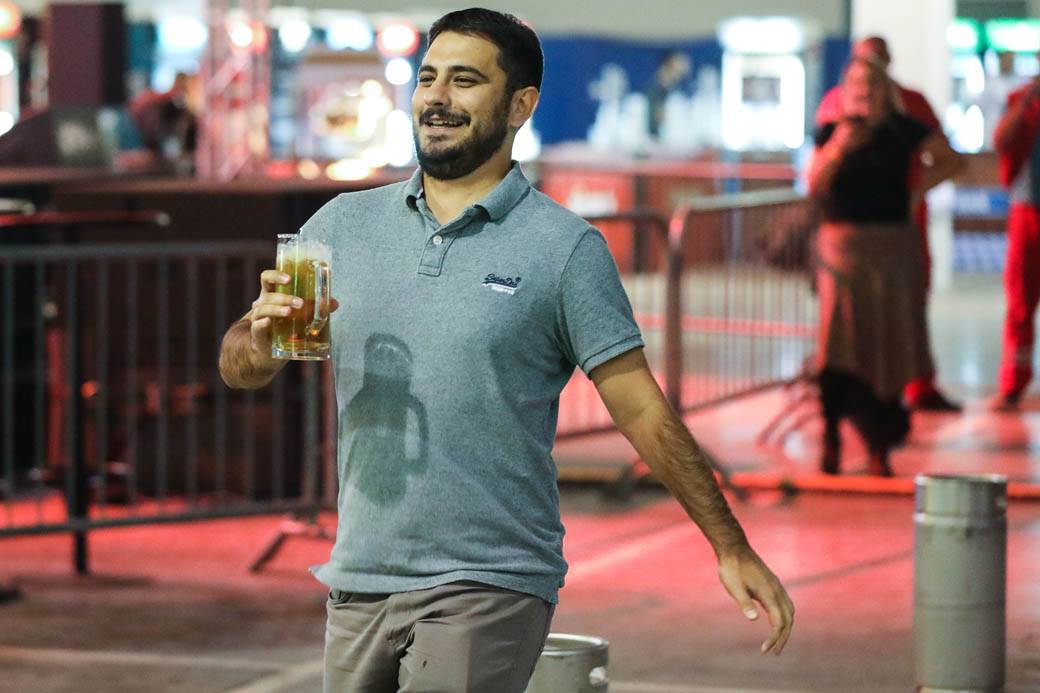 Oktobarfest Beograd: Takmičenje u brzom ispijanju piva FOTOGRAFIJE
