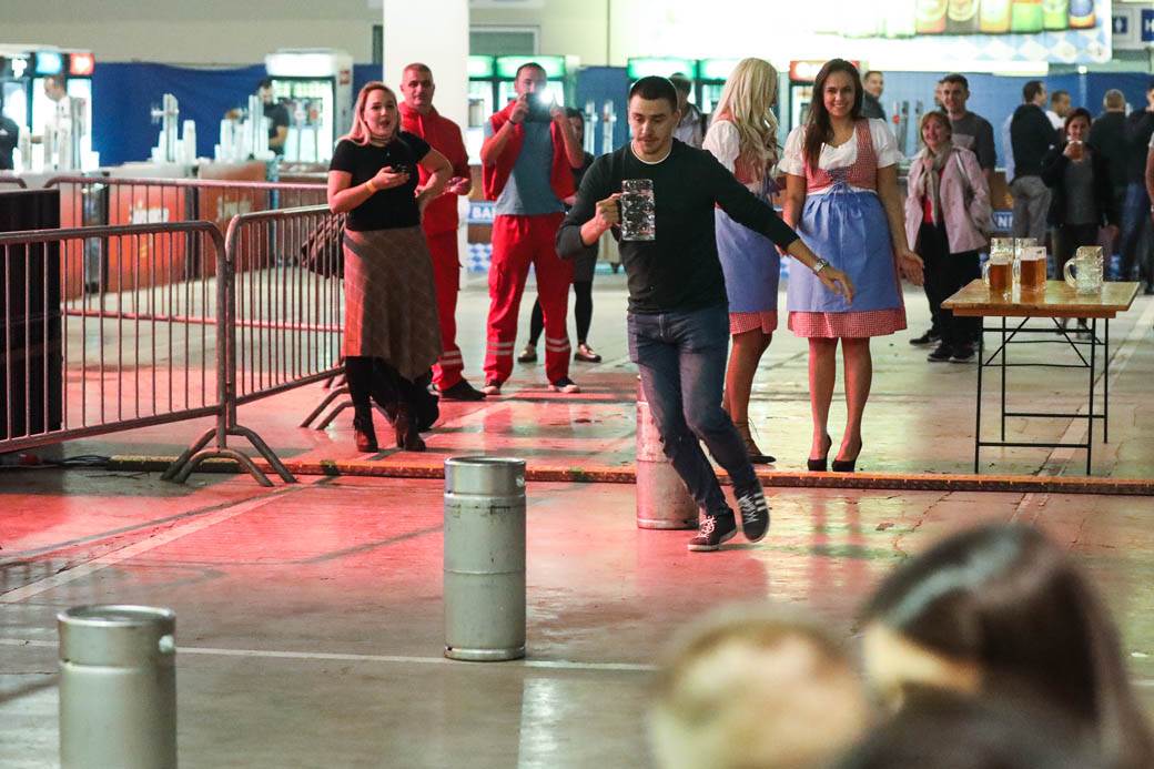 Oktobarfest Beograd: Takmičenje u brzom ispijanju piva FOTOGRAFIJE