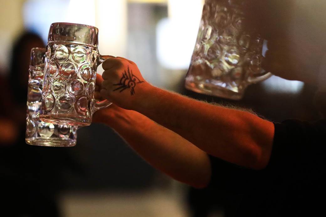 Oktobarfest Beograd: Takmičenje u brzom ispijanju piva FOTOGRAFIJE