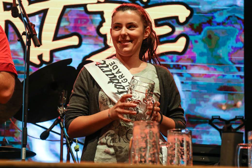 Oktobarfest Beograd: Takmičenje u brzom ispijanju piva FOTOGRAFIJE