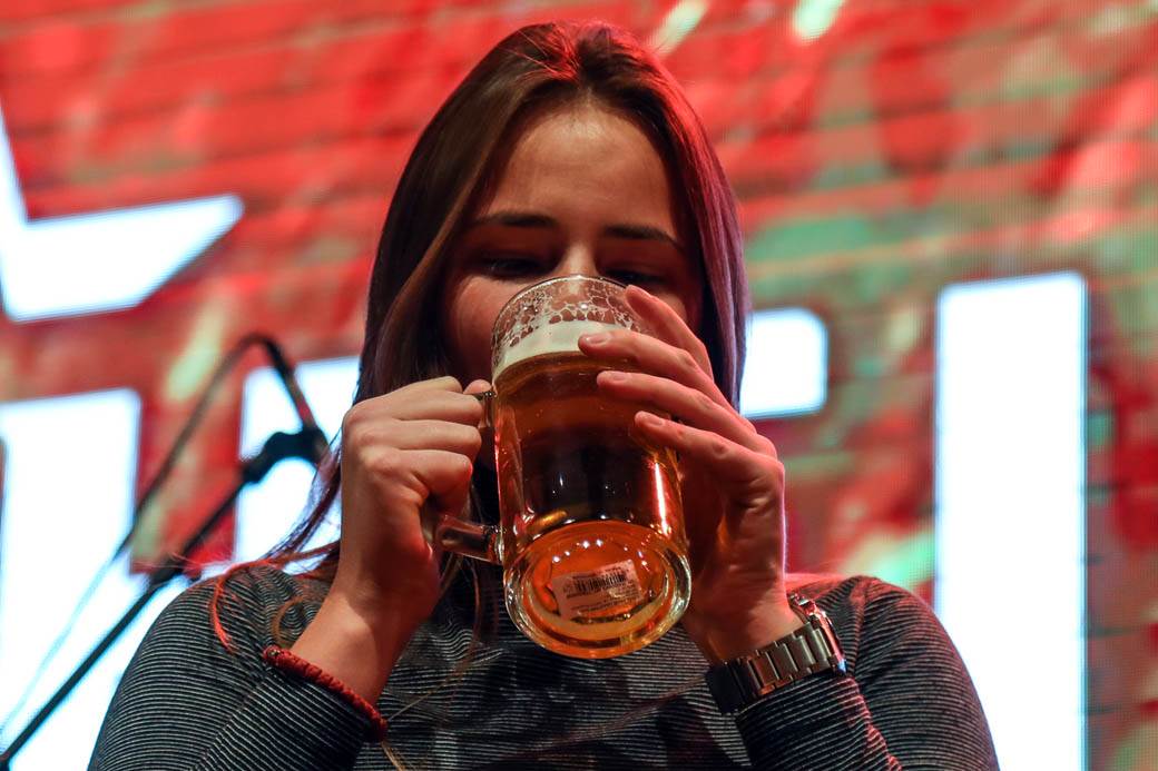 Oktobarfest Beograd: Takmičenje u brzom ispijanju piva FOTOGRAFIJE