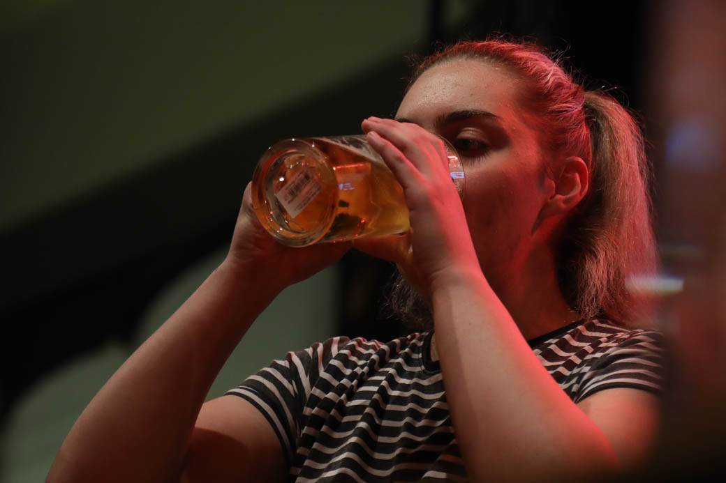 Oktobarfest Beograd: Takmičenje u brzom ispijanju piva FOTOGRAFIJE