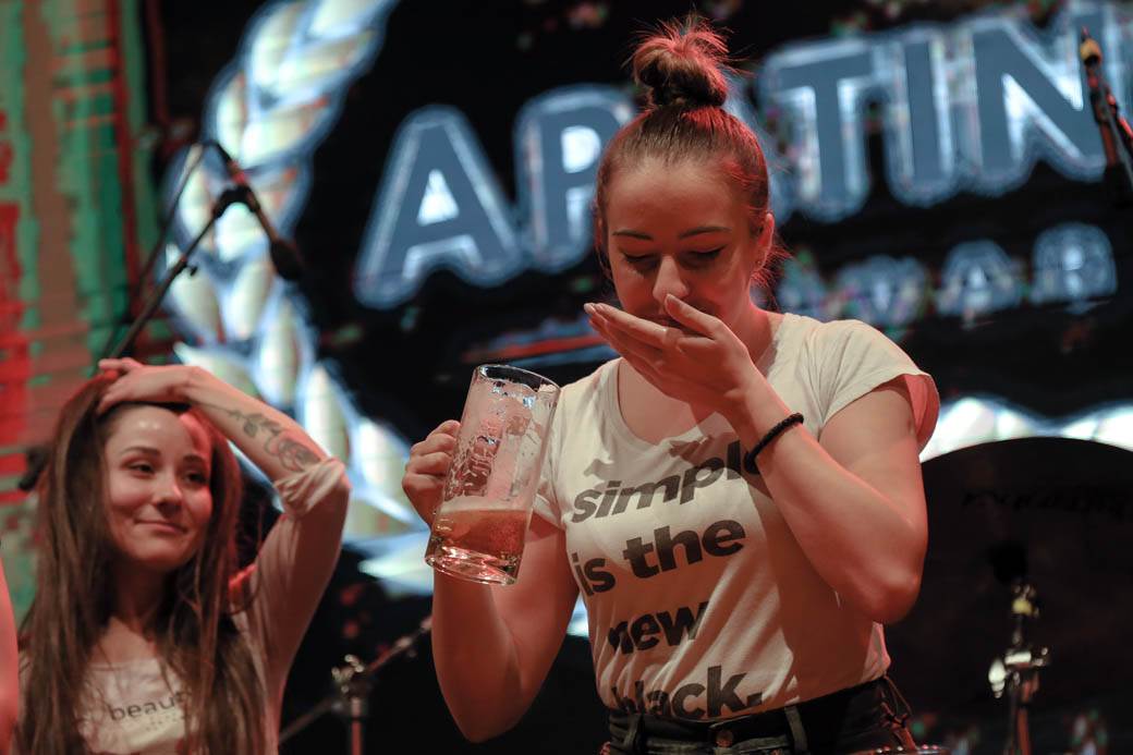 Oktobarfest Beograd: Takmičenje u brzom ispijanju piva FOTOGRAFIJE