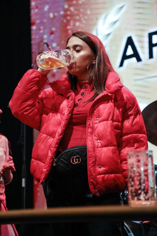 Oktobarfest Beograd: Takmičenje u brzom ispijanju piva FOTOGRAFIJE