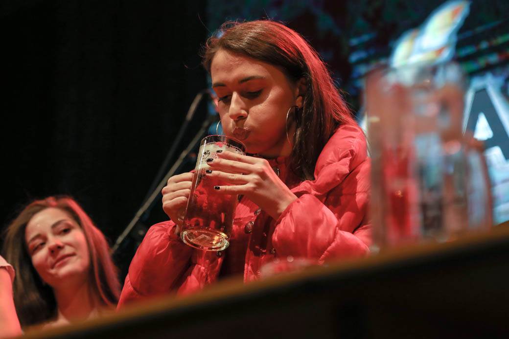 Oktobarfest Beograd: Takmičenje u brzom ispijanju piva FOTOGRAFIJE