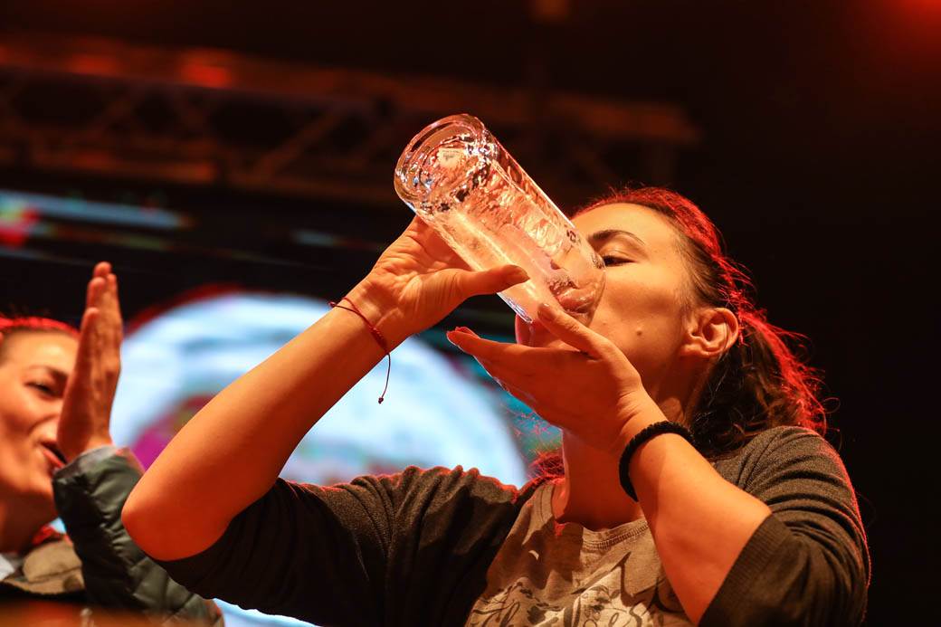 Oktobarfest Beograd: Takmičenje u brzom ispijanju piva FOTOGRAFIJE