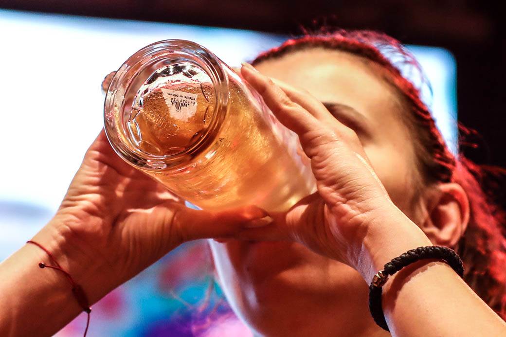 Oktobarfest Beograd: Takmičenje u brzom ispijanju piva FOTOGRAFIJE