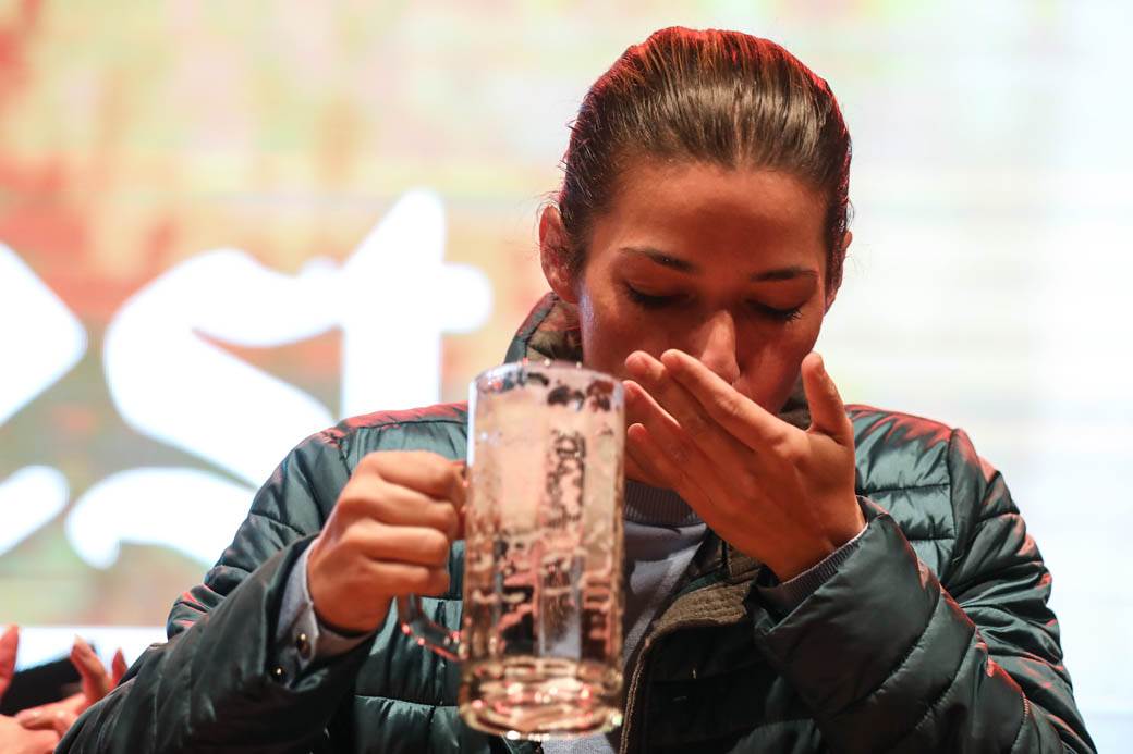 Oktobarfest Beograd: Takmičenje u brzom ispijanju piva FOTOGRAFIJE