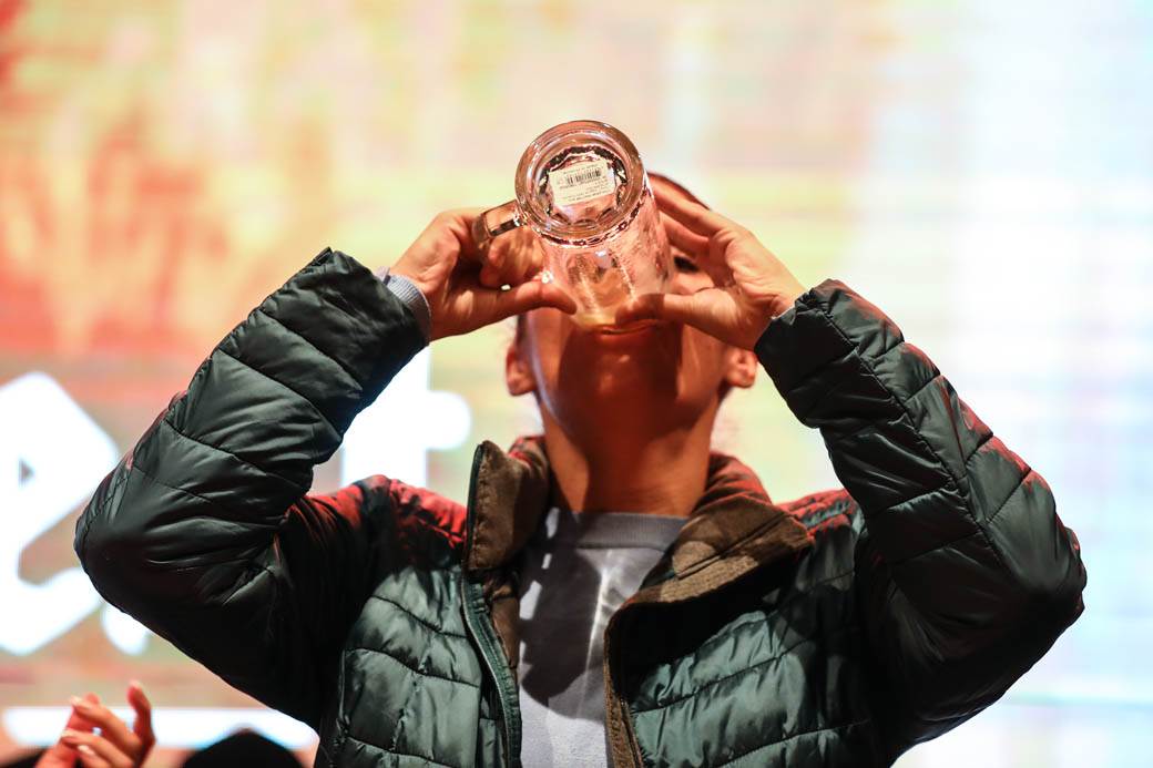 Oktobarfest Beograd: Takmičenje u brzom ispijanju piva FOTOGRAFIJE