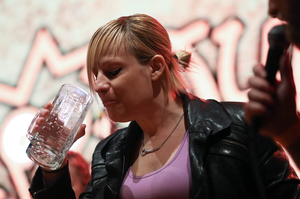 Oktobarfest Beograd: Takmičenje u brzom ispijanju piva FOTOGRAFIJE