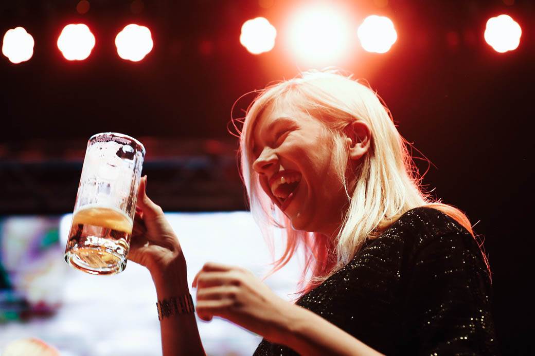 Oktobarfest Beograd: Takmičenje u brzom ispijanju piva FOTOGRAFIJE