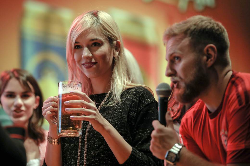 Oktobarfest Beograd: Takmičenje u brzom ispijanju piva FOTOGRAFIJE