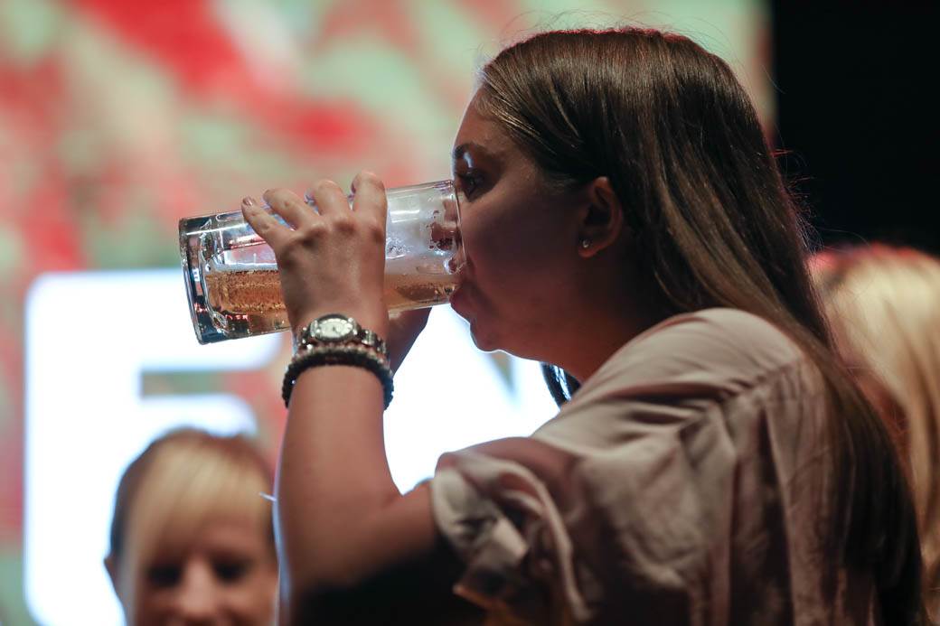 Oktobarfest Beograd: Takmičenje u brzom ispijanju piva FOTOGRAFIJE