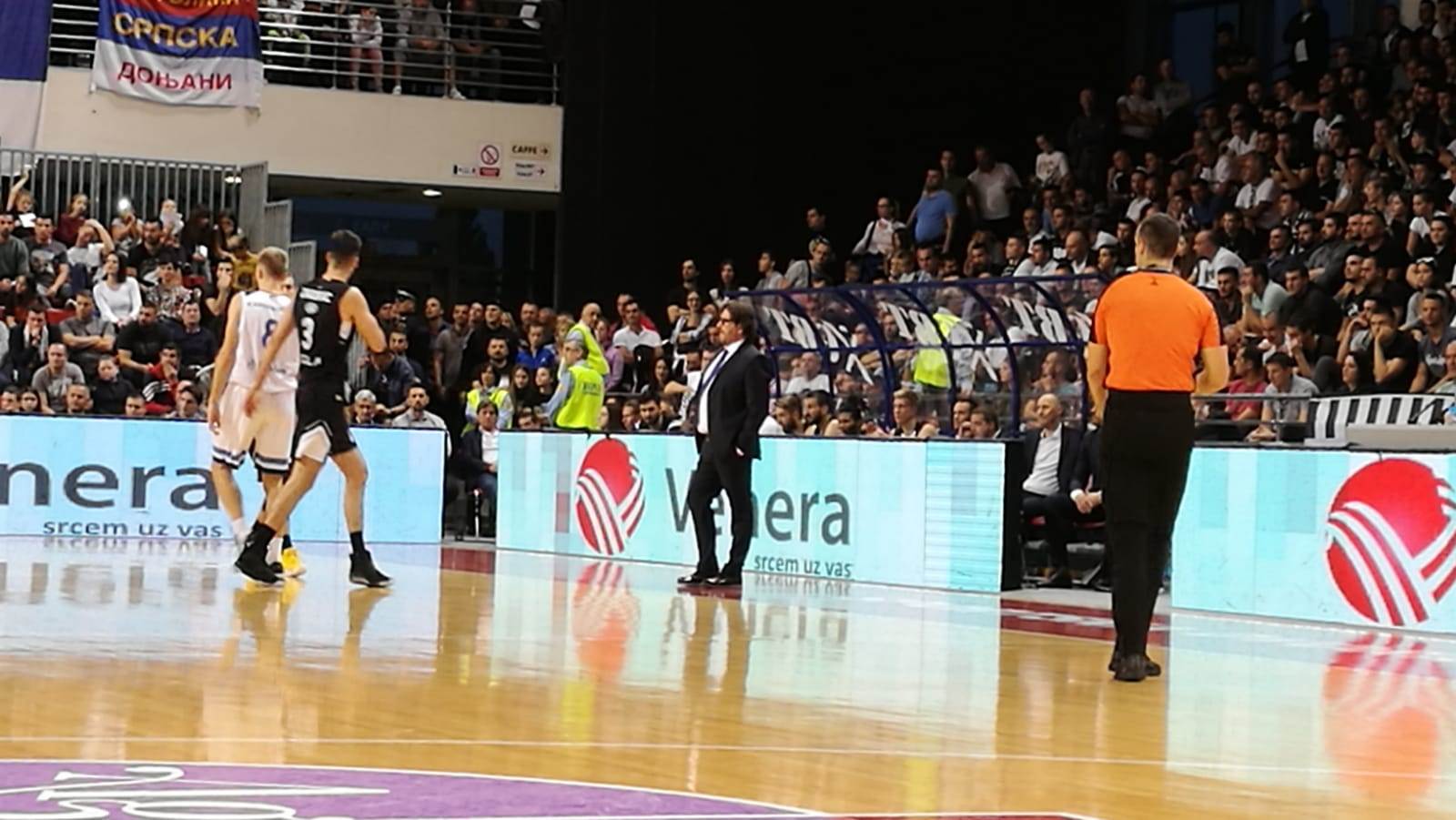 Ostoja Mijailović na štakama gleda utakmicu Igokea - Partizan FOTO