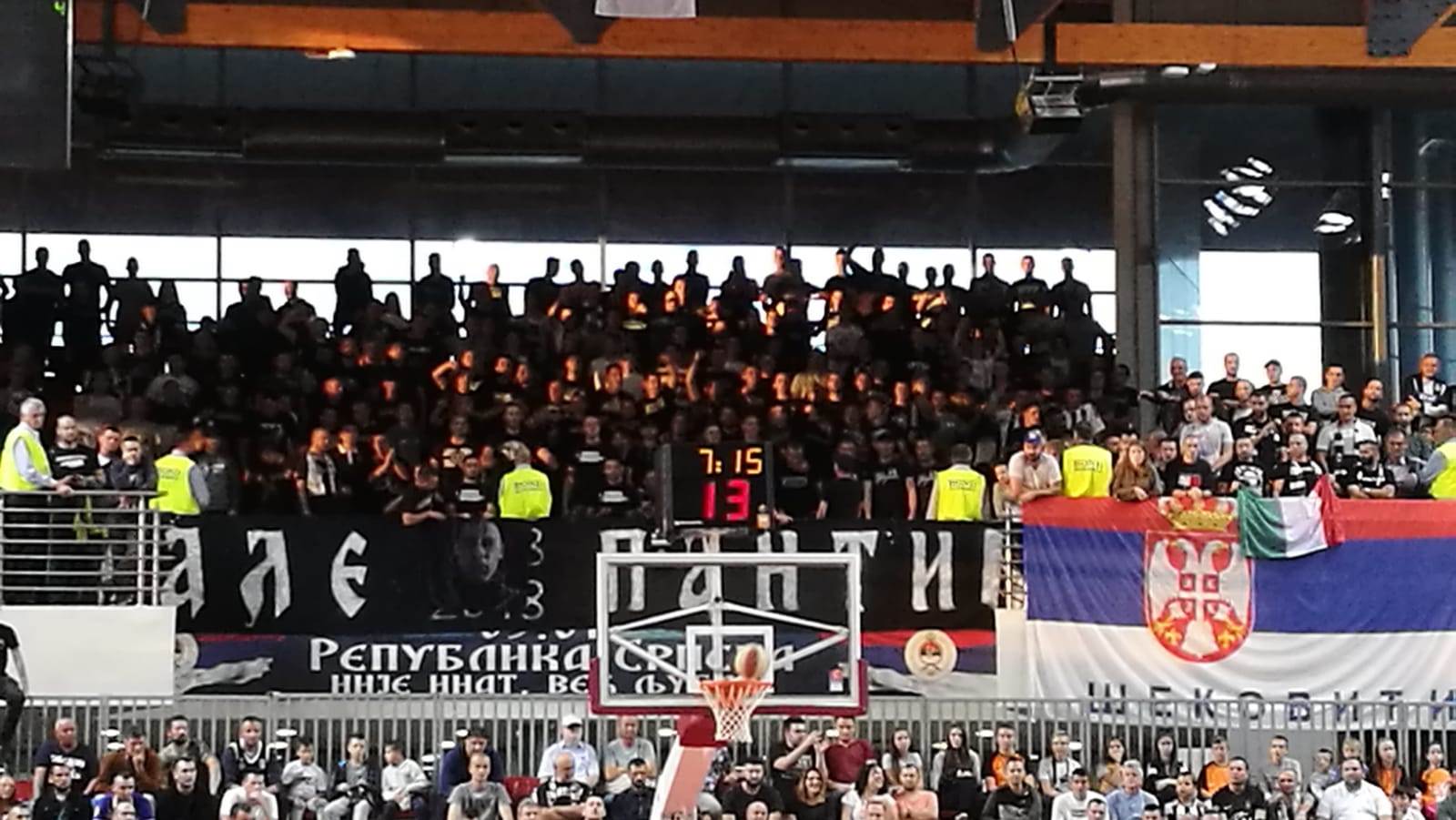 Ostoja Mijailović na štakama gleda utakmicu Igokea - Partizan FOTO